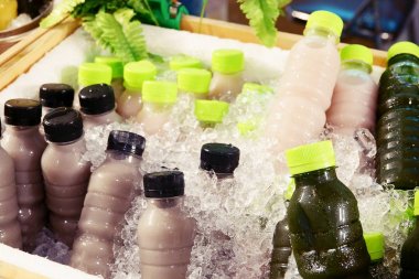 Buz üzerinde plastik bir şişe de ev yapımı meyve suyu