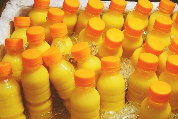 Jugo Fruta Casero Una Botella Plástico Sobre Hielo — Foto de Stock