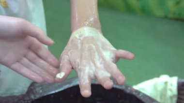 güzellik mağazasında satılık eldeki scrub krem test