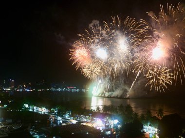 soyut bulanık arka plan havai fişek Uluslararası festival gösterisi 2019 Pattaya Tayland