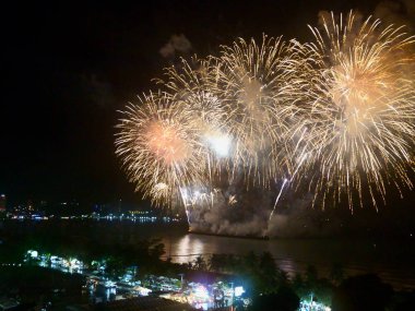 soyut bulanık arka plan havai fişek Uluslararası festival gösterisi 2019 Pattaya Tayland