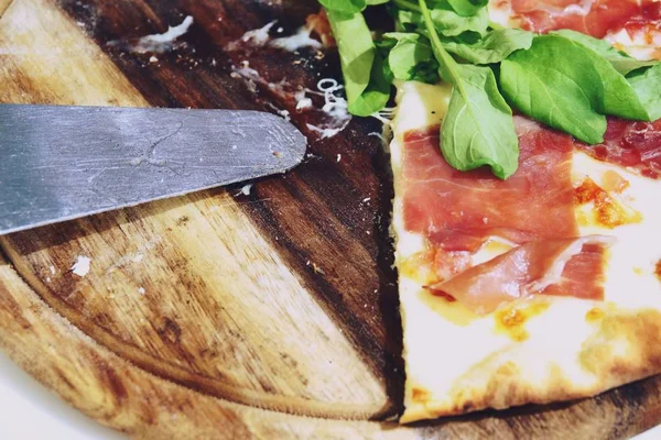 Close Delicious Cheesy Pizza Wooden Plate — Stock Photo, Image