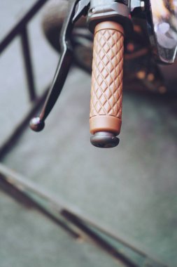 Kahverengi motosiklet gidon kavrama arka plan yakın