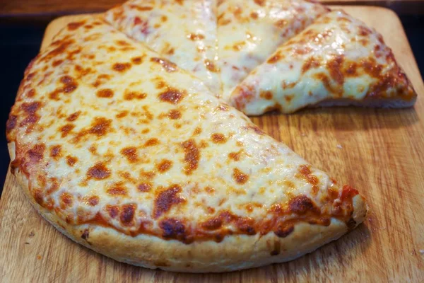 Pizza Met Kaas Houten Keuken Cutting Board Achtergrond Close — Stockfoto