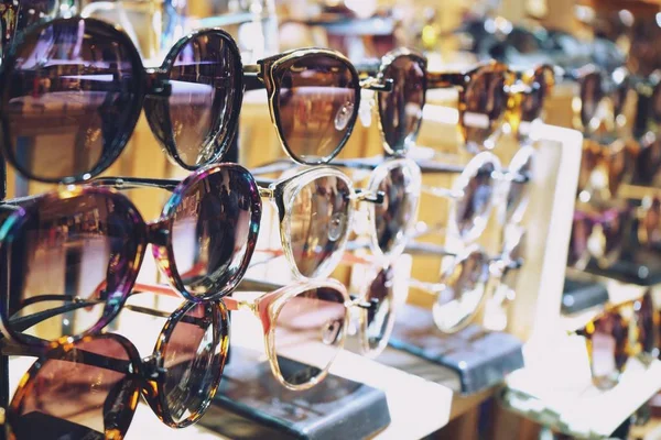 Verschiedene Bunte Sonnenbrillen Hängen Laden — Stockfoto