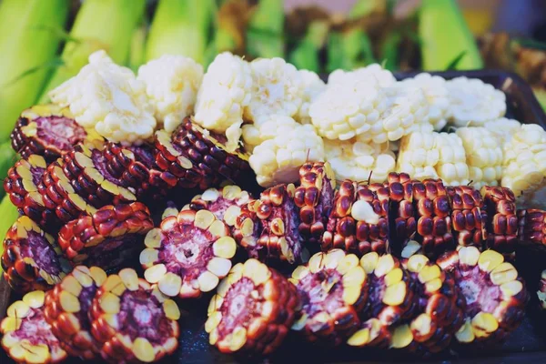 オーガニックガーデンから新鮮な紫 タイの赤いトウモロコシやシアムルビークイーン — ストック写真