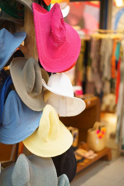 Schöne Bunte Mode Hüte Hängen Zum Verkauf — Stockfoto