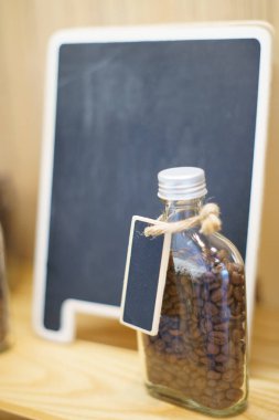 modern kafede cam şişe dekorasyon kahve fasulye