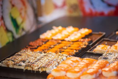 Suchi süpermarkette satılıyor, Suchi tüm dünyada popüler bir Japon milli yiyeceğidir.