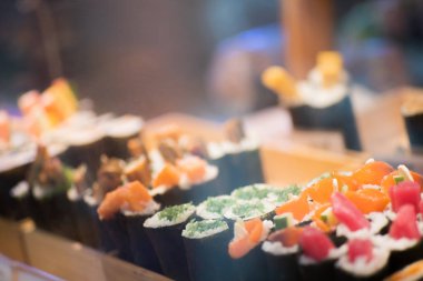 Suchi süpermarkette satılıyor, Suchi tüm dünyada popüler bir Japon milli yiyeceğidir.