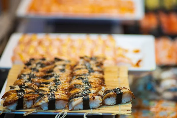 Suchi süpermarkette satılıyor, Suchi tüm dünyada popüler bir Japon milli yiyeceğidir.