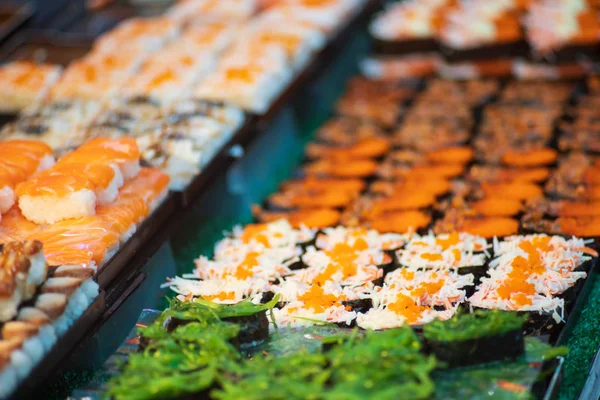 Suchi süpermarkette satılıyor, Suchi tüm dünyada popüler bir Japon milli yiyeceğidir.