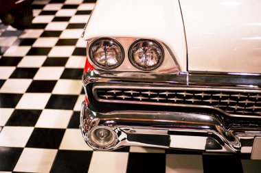 Retro garajda far lambası vintage klasik retro araba