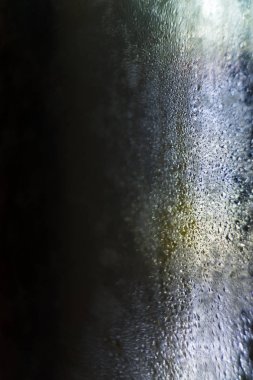 Soyut ışıklar ile pencere Bina üzerinde yağmur Bulanık Damlalar, cam pencere üzerinde su damla