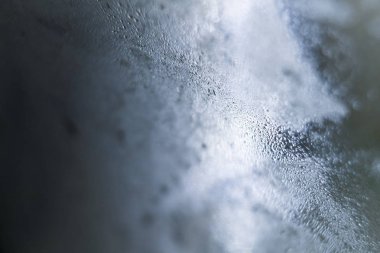 Soyut ışıklar ile pencere Bina üzerinde yağmur Bulanık Damlalar, cam pencere üzerinde su damla