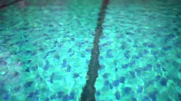 Bella Piscina Notte Apparecchi Illuminazione Sott Acqua — Video Stock