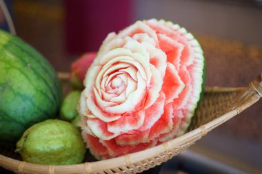 Güzel dekore Edilmiş Karpuz Meyvesi. karpuz da oyma çiçek tasarımı