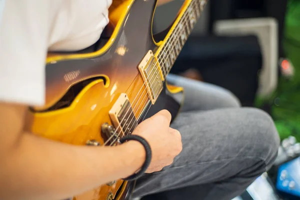 Руки Електрогітари Молодих Гітаристів Грають Гітарні Концепції — стокове фото