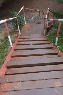 Kırmızı ve beyaz renkli paslı metal merdivenler