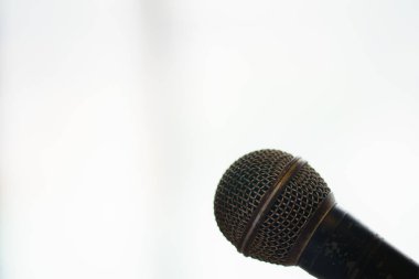Beyaz üzerine yalıtılmış eski mikrofonu kapatın. Arka plan