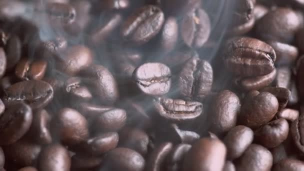Rook Komt Uit Geroosterd Geurige Koffiebonen Aroma Schuift Langzaam Rond — Stockvideo