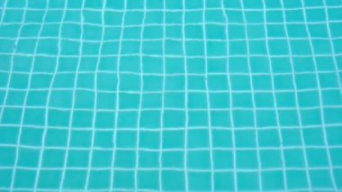 Yüzme havuzu mavi su güneşi yansıtan dalgalı yüzey