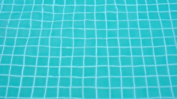 Superfície Rasgada Sol Azul Água Piscina Que Reflete — Vídeo de Stock