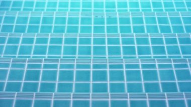 Yüzme havuzu mavi su güneşi yansıtan dalgalı yüzey