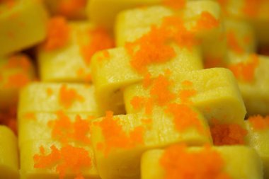 Suchi süpermarkette satılıyor, Suchi tüm dünyada popüler bir Japon milli yiyeceğidir.