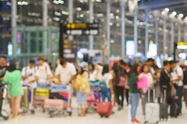 Havaalanı nın Bir Salonunda yürüyen insanların soyut bulanık arka plan