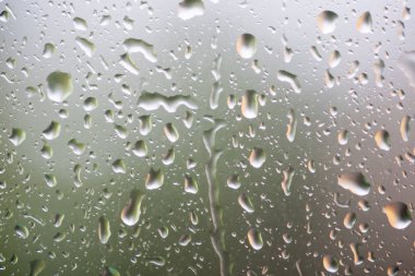 yağmurdan sonra bir arabanın cam dul yağmur düşer