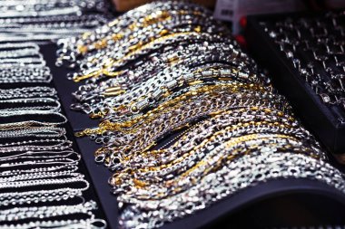 Birçok Gümüş ve Altın kolye, Lüks Moda aksesuarları Mağaza at