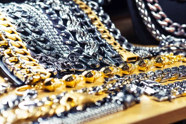 Viele Silberne Und Goldene Halsketten Luxuriöse Modeaccessoires Geschäft — Stockfoto