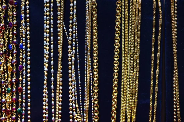 许多银和金项链 豪华时尚配件在商店 — 图库照片