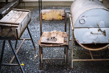 eski sandalye ve Petrol varil Drum Varil Kömür Barbekü Barbekü bahçede