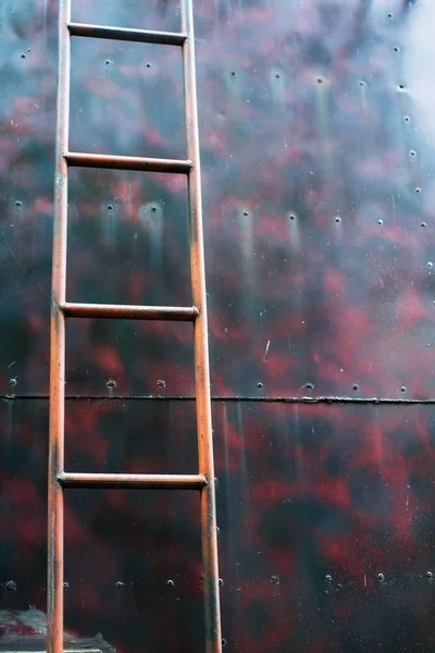 Escadaria Velho Metal Industrial Vertical Enferrujado Tanque Metal — Fotografia de Stock