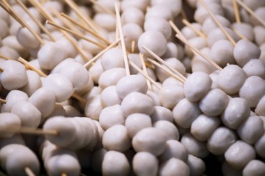 Köfte, ahşap çubukta kızartılmış balık köftesi, Tayland sokak yiyecek pazarı.