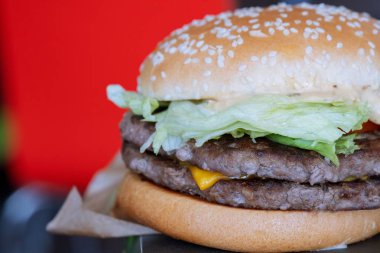 Taze marul ve peynirli taze lezzetli hamburger.