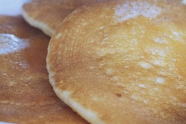 Pancake 'i kapat Kahvaltı şurubu krep yığını tereyağı