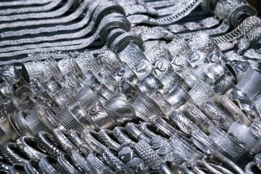 Güzel lüks gümüş aksesuarlar ayrıntılı el işleri, Tayland mücevher dükkanında satılık klasik moda.