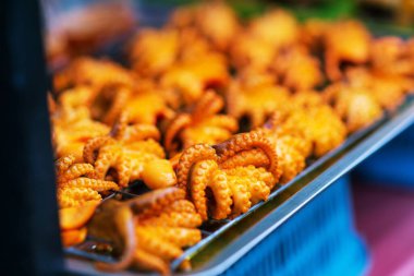 Ahtapot barbeküsünün kapanışı, Tayland sokak yiyecek pazarında satılık ızgara Dollfus Octopus.