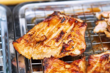 Izgara domuz boynuna yakın Tayland sokak yiyecek pazarı.