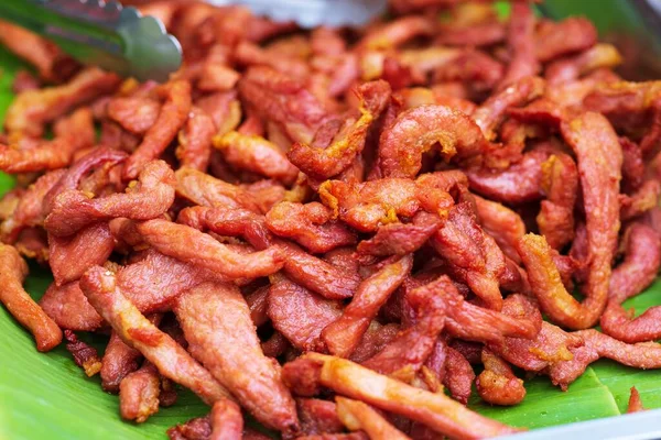 深い揚げ豚肉の閉鎖タイのストリートフード市場 — ストック写真