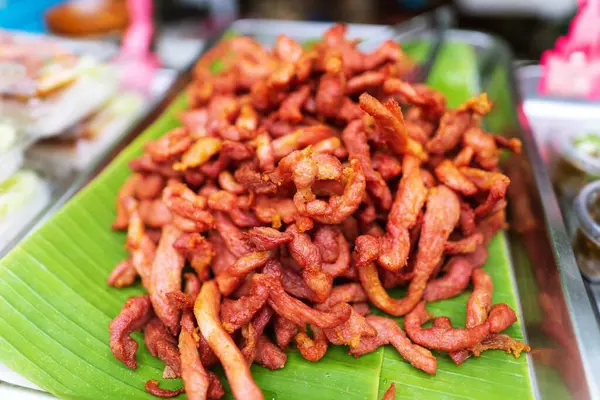 深い揚げ豚肉の閉鎖タイのストリートフード市場 — ストック写真