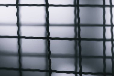 Bulanık Asgari Stili siyah ve beyaz güneş ışınları tel örgülü çelik metale gölge düşürüyor