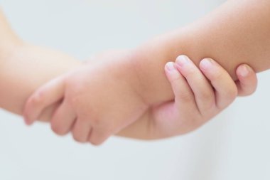 Bulanık çocuk ve kızın El ele tutuşması