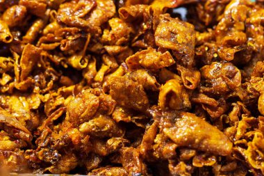 Baharatlı ve tatlı soslu kurutulmuş mürekkep balığını yakın.