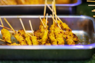 Izgara domuz eti satay thai sokak yiyecek pazarına yakın.