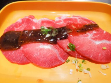 Japon Yakiniku barbeküsü ya da Kore barbekü ızgarası için az pişmiş biftek yakın.