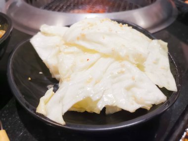 Balık soslu ve susamlı kızarmış lahanayı kapat.